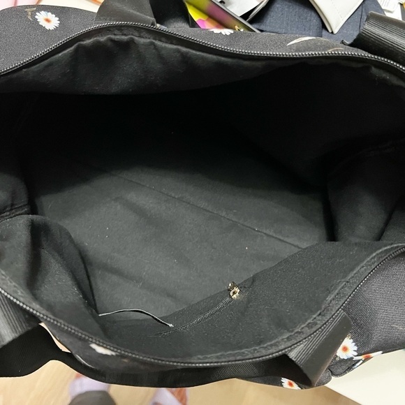 ALICE AND OLIVIA Daisy Print Overnighter Duffle Bag - Picture 3 of 13